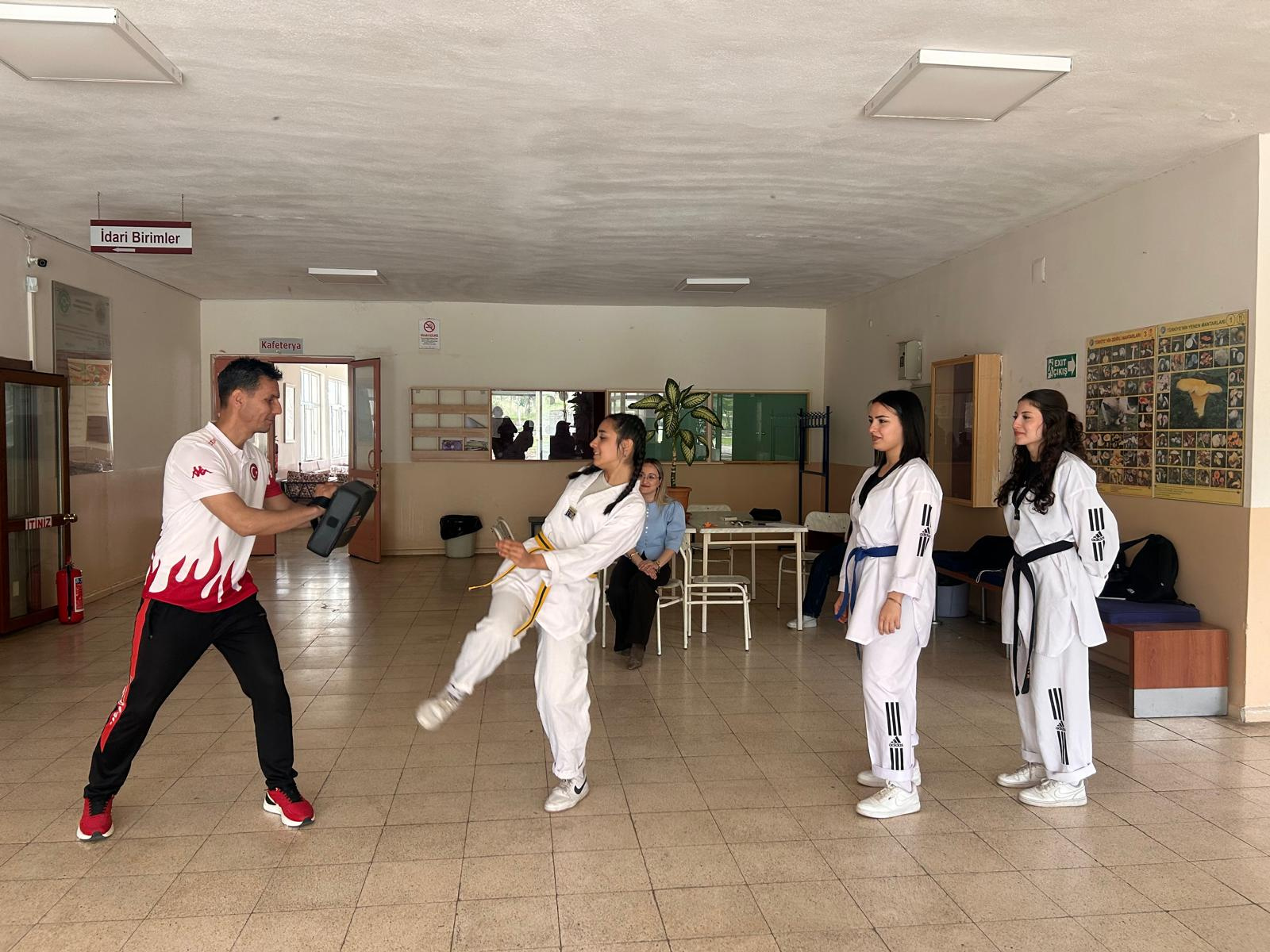 Kozan MYO ile Kozan Gençlik Spor İlçe Müdürlüğü İşbirliğiyle Taekwondo Gösterisi Etkinliği Yapıldı