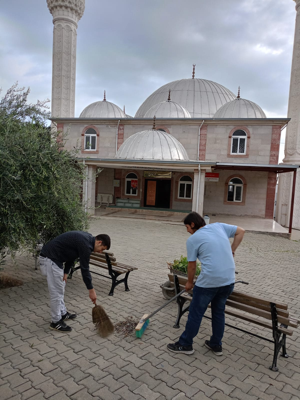 Yönetim ve Organizasyon Bölümü Yerel Yönetimler Programı Öğrencilerinden Gönüllülük Çalışması: “Cami Avlusu Temizleme”