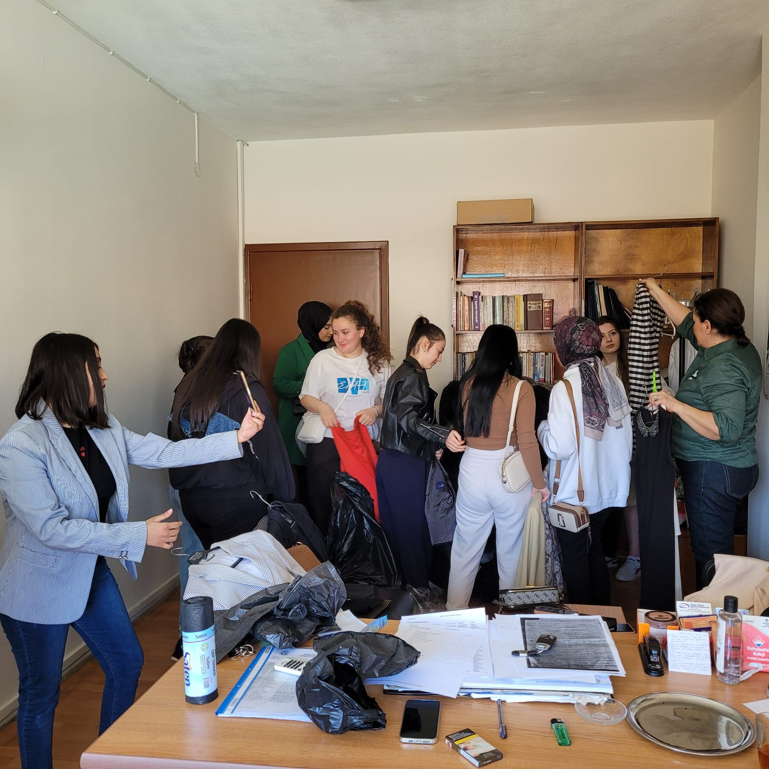 Büro Yönetimi ve Yönetici Asistanlığı Programı Öğrencilerinden Gönüllülük Çalışmaları: “Askıda Kıyafet” Sosyal Sorumluluk Projesi