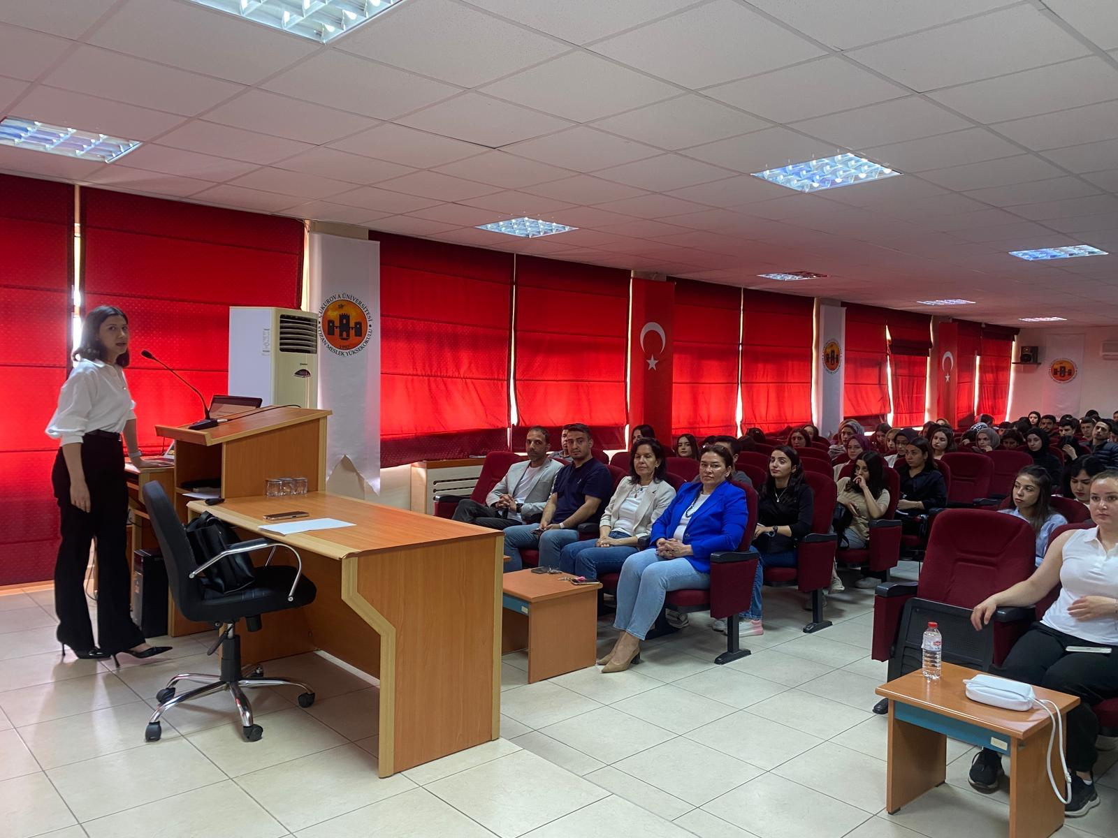 Mesleki Gelişim Seminerleri Kapsamında “CV Hazırlama ve Mülakat Teknikleri” Eğitimi Verildi