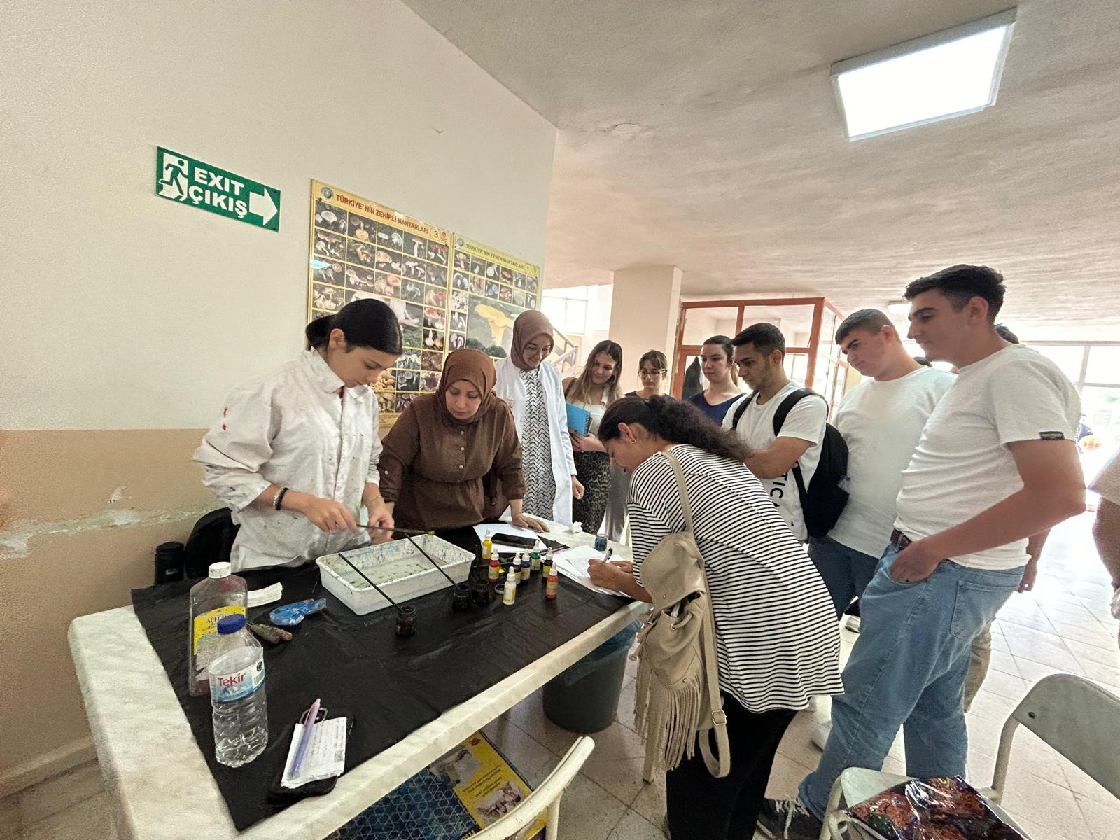 Kozan MYO ile Kozan Gençlik Spor İlçe Müdürlüğü İşbirliğiyle Ebru Sanatı Etkinliği Yapıldı