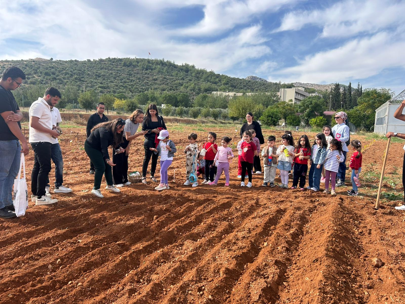 Minik Eller Kocaman Yürekler