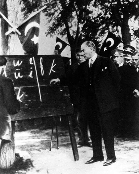 Emeğiyle, sevgisiyle ve sabrıyla geleceğimize yön veren tüm öğretmenlerimizin Öğretmenler Günü kutlu olsun.